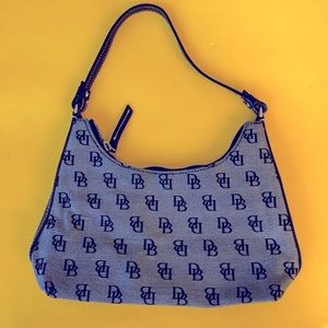 ✨💕 Dooney and Bourke Signature Shoulder bag 👜✨
